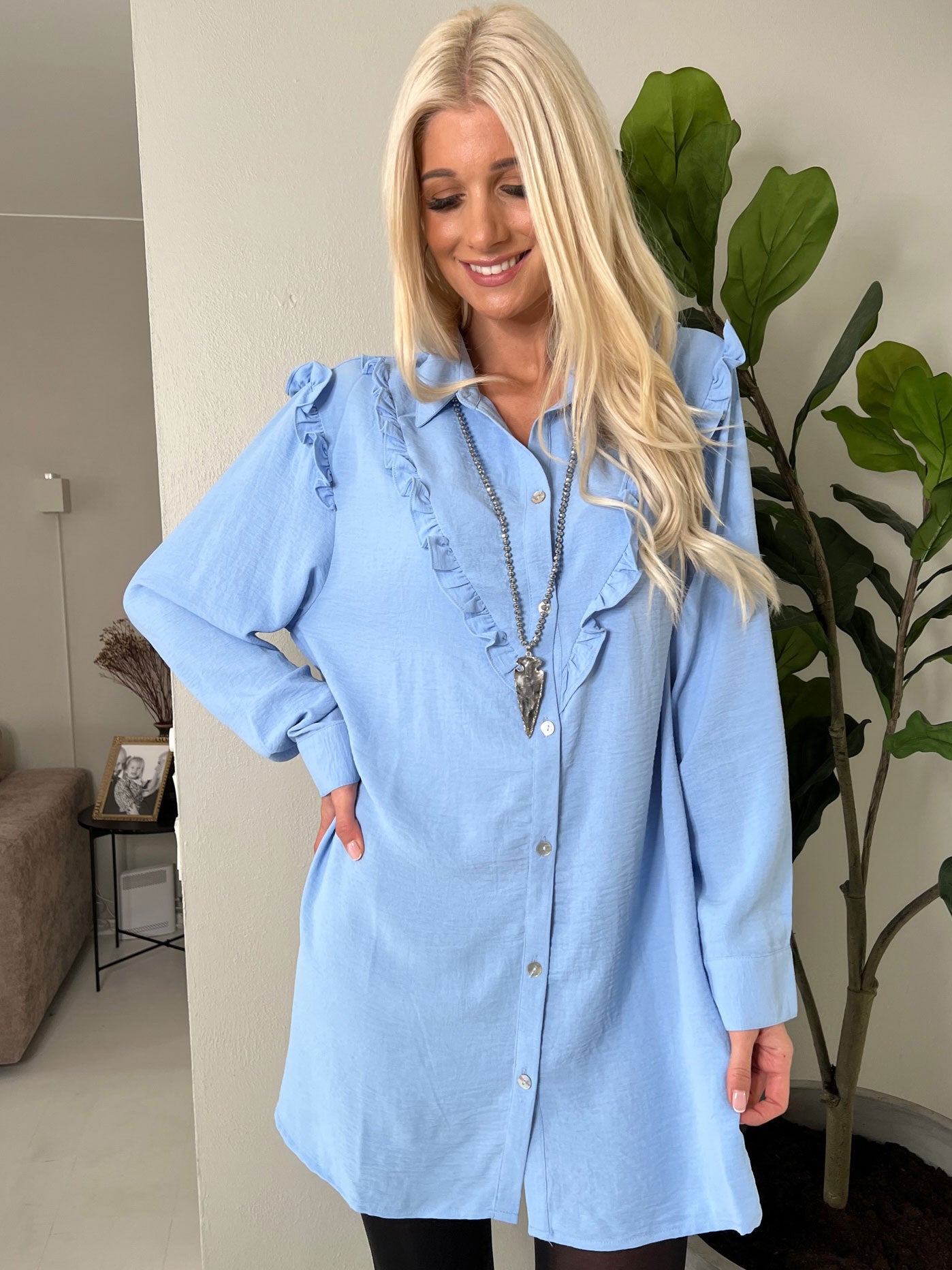 Ada - Sød skjorte med flæsekanter